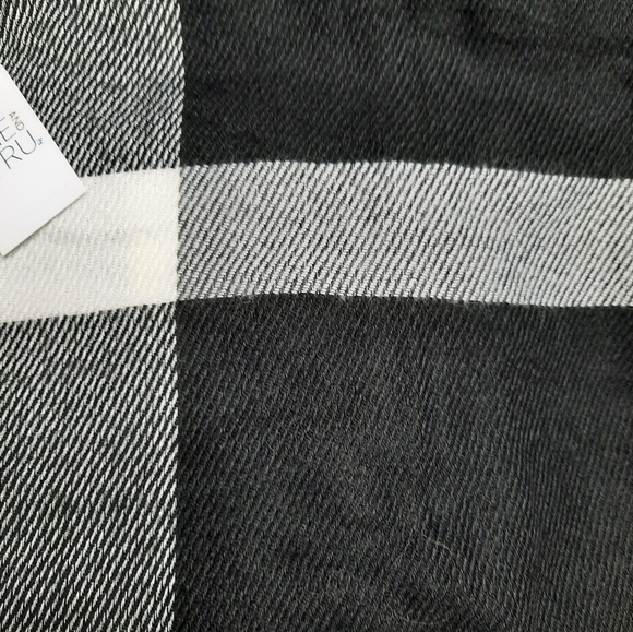 NWT Women's Buffalo Plaid Wrap - Picture 3 of 5